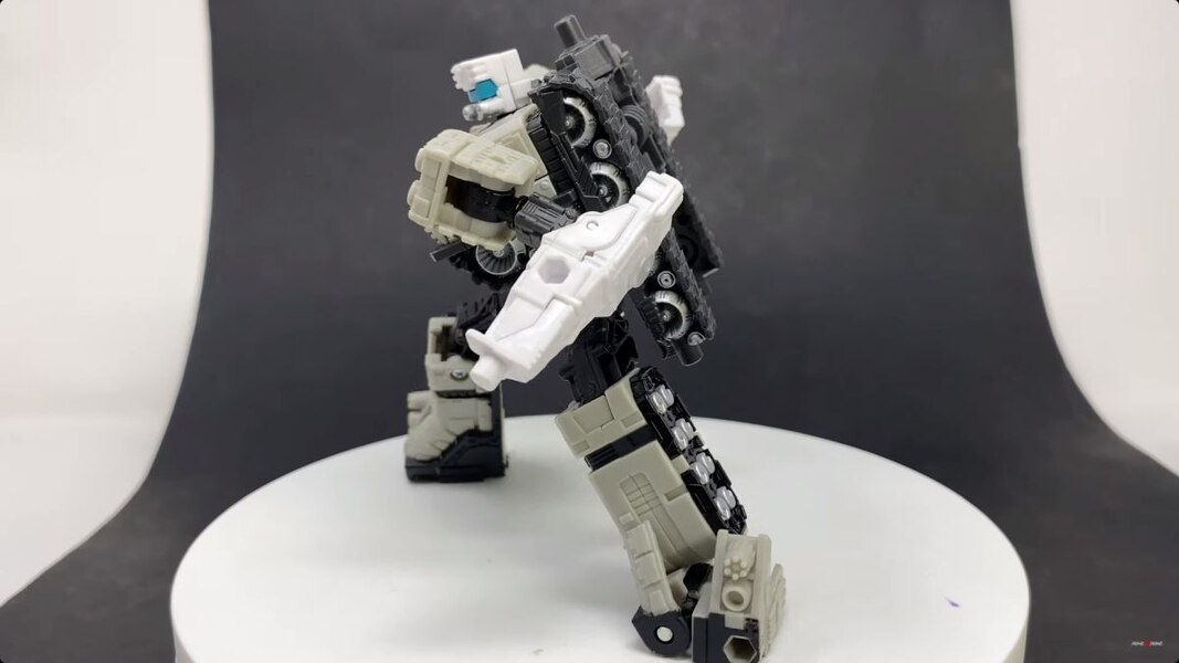 Transformers Kingdom Slammer In Hand Images  (19 of 20)